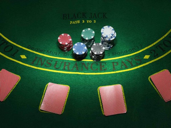Ako vyhrať v Blackjacku? – stratégie, systémy, tipy a triky